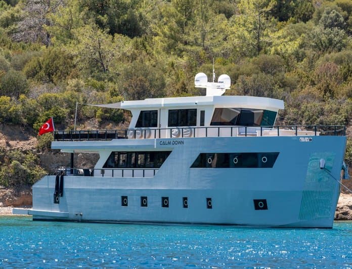 CALM DOWN yacht