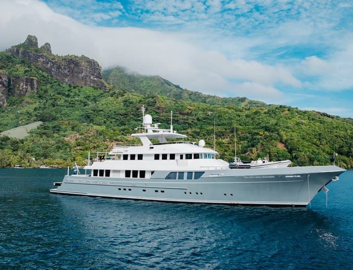 LIMITED RISKS yacht